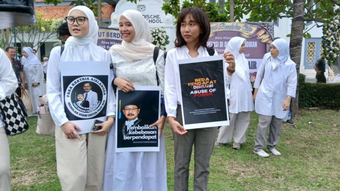 Aksi protes atas pemecatan Prof Bus dari Dekan FK Unair di Kampus A Unair Surabaya, Kamis, 4 Juli 2024.