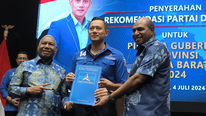 Ketua Umum Partai Demokrat, Agus Harimurti Yudhoyono (AHY) saat menyerahkan SK rekomendasi dukungan untuk pasangan Dominggus Mandacan dan Mohamad Lakotani di Pilgub Papua Barat di Kantor DPP Partai Demokrat, Jakarta Pusat, Kamis, 4 Juli 2024