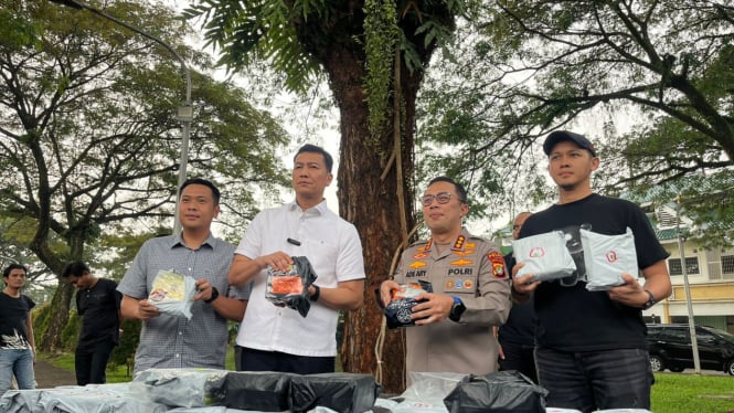 Polisi menunjukkan barang bukti narkotika jenis sabu di Pondok Aren, Tangsel