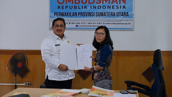 Ombudsman Sumut saat menyerahkan LAHP ke Kadisdik Sumut, Abdul Haris Lubis.(istimewa/VIVA)