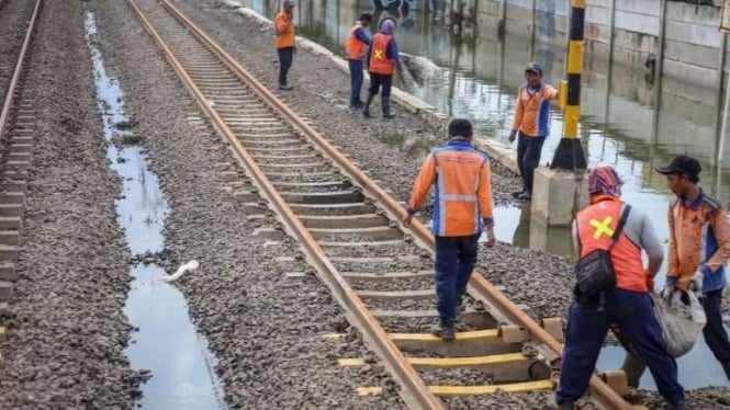 Pekerja perbaiki rel pascabanjir di kawasan Stasiun Rawa Buaya, Jakarta 3/1/2020