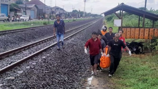 Petugas evakuasi korban laka kereta api dan sepeda motor di Semarang