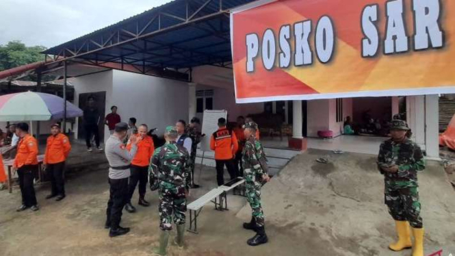 Situasi di Posko SAR pencarian korban longsor di Desa Tulabolo Kecamatan Suwawa Timur Kabupaten Bone Bolango, Provinsi Gorontalo.