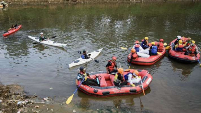 Ilustrasi: Sejumlah aktivis dan relawan dari Walhi Jawa Barat menaiki perahu untuk melihat kualitas air dari Sungai Citarum saat Aksi untuk Kualitas Air Sungai Citarum di Kabupaten Bandung, Jawa Barat, Minggu, 19 Mei 2024.