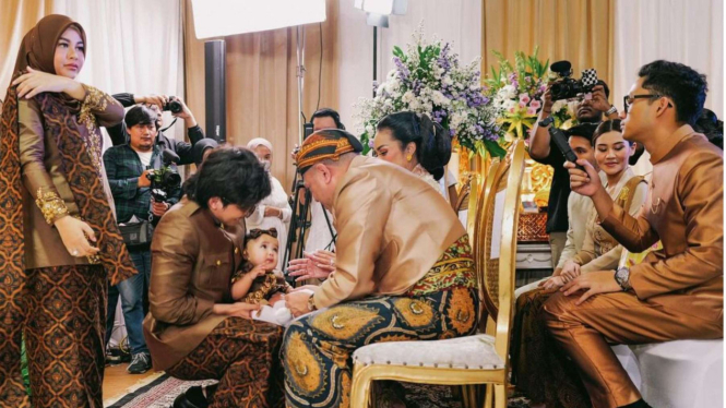 Potret Tedak Sinten Azura Anak Atta dan Aurel Hermansyah yang Dihadiri Keluarga 