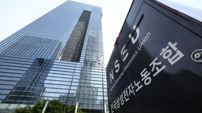 Sebuah truk milik National Samsung Electronics Union (NSEU), serikat pekerja samsung yang diparkir di di luar gedung kantor perusahaan di Distrik Seocho, Seoul selatan, 7 Juni.