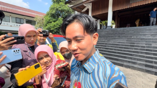 Gibran Rakabuming Raka usai hadiri rapat paripurna di gedung DPRD Solo