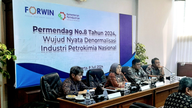 Para pembicara dalam diskusi 'Permendag No 8 Tahun 2024, Wujud Nyata Denormalisasi Industri Petrokimia Nasional', di kantor Kementerian Perindustrian, Jakarta, Senin, 8 Juli 2024