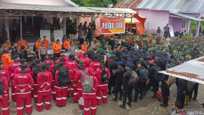 Kepala Kantor SAR Gorontalo Heriyanto memberikan pengarahan kepada 206 petugas tim SAR gabungan untuk mencari para penambang emas yang hilang usai longsor Suwawa Timur, Bone Bolango, Gorontalo, Senin, 8 Juli 2024.