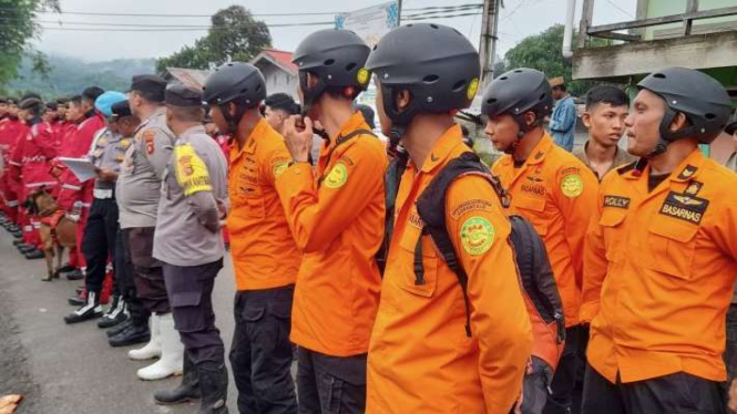 Personel gabungan dari berbagai instansi siap melaksanakan operasi SAR di kawasan tambang rakyat Desa Tulabolo Timur Kecamatan Suwawa Timur Kabupaten Bone Bolango, Provinsi Gorontalo.