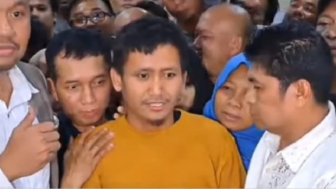 Pegi Setiawan bersama kuasa hukum usai bebas dari rumah tahanan Polda Jabar