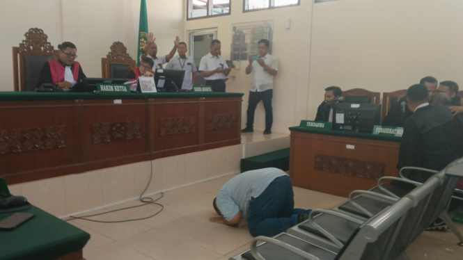 Terbit Rencana Perangin-angin sujud syukur usai divonis bebas di PN Stabat, Kabupaten Langkat.(istimewa/VIVA)