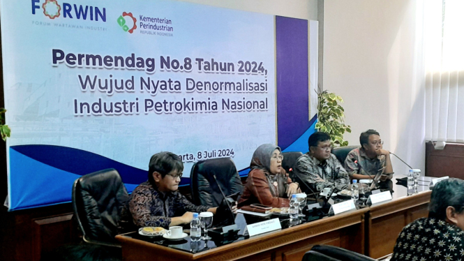 Para pembicara dalam diskusi 'Permendag No 8 Tahun 2024, Wujud Nyata Denormalisasi Industri Petrokimia Nasional', di kantor Kementerian Perindustrian, Jakarta, Senin, 8 Juli 2024