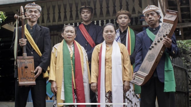 Grup Seni Tarawangsa Pusaka Sunda Lugina.