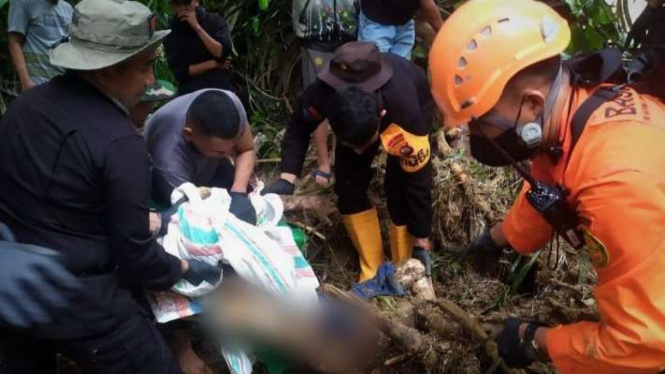 Tim SAR gabungan mengevakuasi jasad korban tanah longsor di areal tambang emas rakyat di Desa Tulabolo Timur, Suwawa Timur, Bone Bolango, Gorontalo, Selasa, 8 Juli 2024.