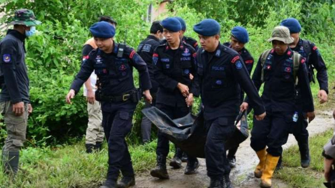 Sejumlah personel Polri membawa korban longsor di Desa Tulabolo, Kabupaten Bone Bolango, Gorontalo, Selasa, 9 Juli 2024.