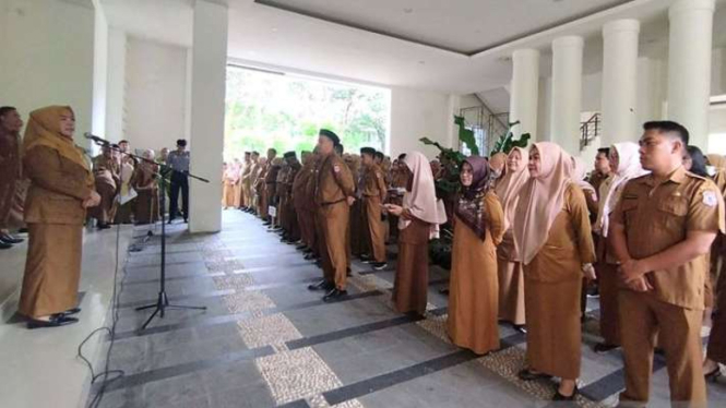 Sejumlah aparatur sipil negara (ASN) berdoa bersama di kantor Bupati Bone Bolango, Gorontalo, Selasa, 9 Juli 2024.