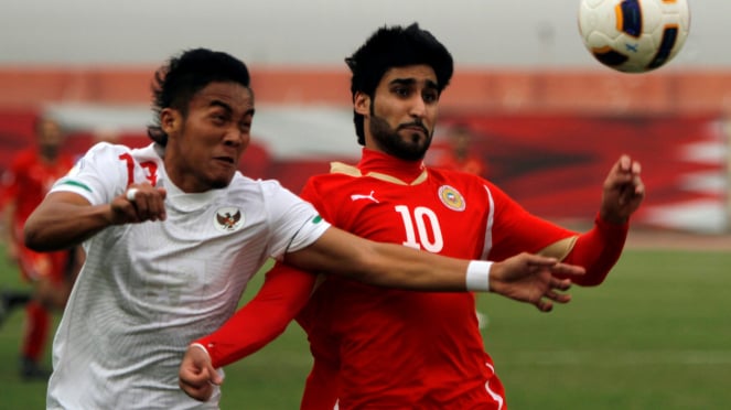 Jogador da seleção indonésia Gunawan Dwi Kahyo (à esquerda) durante a partida contra o Bahrein