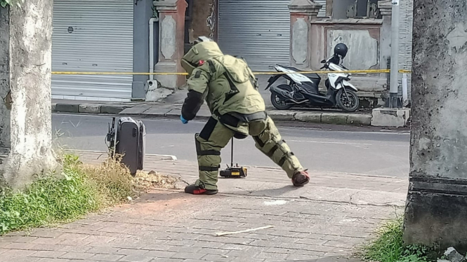 Tim Jihandak Brimob Polda Bali diterjunkan untuk menangani koper tak bertuan di Penarungan. 