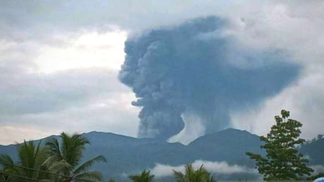 Lontaran abu letusan Gunung Dokuno di Pulau Halmahera, Maluku Utara, Selasa, 9 Juli 2024.