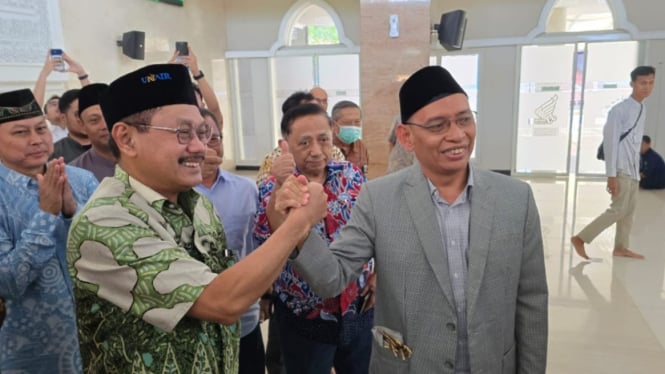 Rektor Unair Prof M Nasih dan Prof Bus di masjid kampus Unair Surabaya.