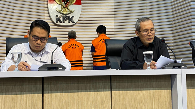 Wakil Ketua KPK Alex Marwata dan Direktur Penyidikan KPK Asep Guntur Rahayu di KPK