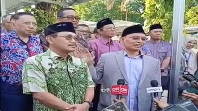 Rektor Unair Prof M Nasih (kanan) bersama Dekan FK Unair Prof Budi Santoso