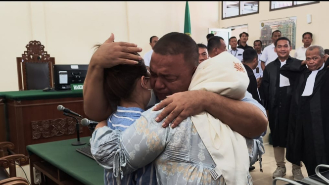 Terdakwa Terbit Rencana Perangin-angin, terdakwa TPPO saat peluk istri dan anak usai menjalani sidang di PN Stabat, Kabupaten Langkat.(B.S.Putra/VIVA)