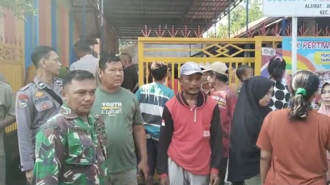 Warga demo sekdes di Balai Desa Bulakelor, Brebes