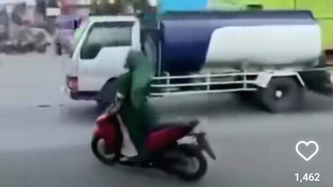 Pengendara Motor berkendara sambil berdiri