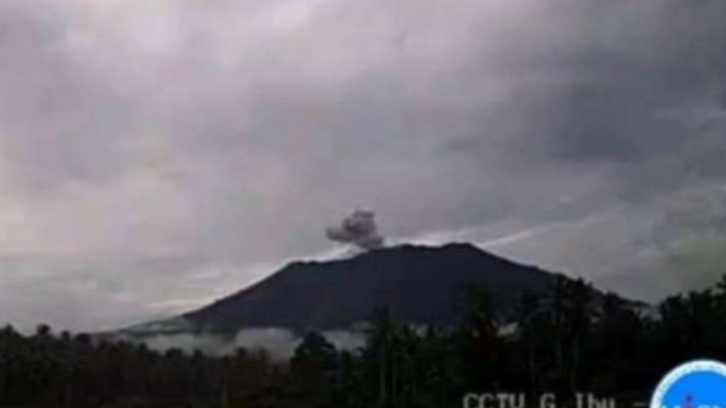 Erupsi Gunung Ibu di Pulau Halmahera, Maluku Utara, teramati mengembuskan abu lebih kurang setinggi 500 meter ke udara, Rabu, 10 Juli 2024.