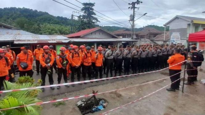 Tim SAR gabungan melaksanakan apel sebelum beranjak ke lokasi tambang dalam misi pencarian dan evakuasi korban longsor di Desa Tulabolo Timur Kecanatan Suwawa Timur Kabupaten Bone Bolango, Provinsi Gorontalo.