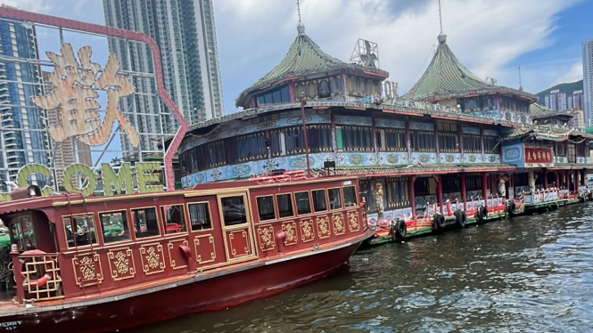 Restoran Terapung di Aberdeen Harbour