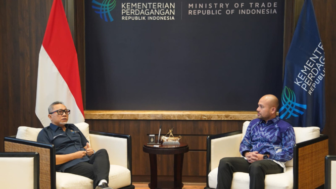 Ketua Umum Himpunan Hipmi Akbar Himawan Buchari bertemu dengan Menteri Perdagangan Zulkifli Hasan.