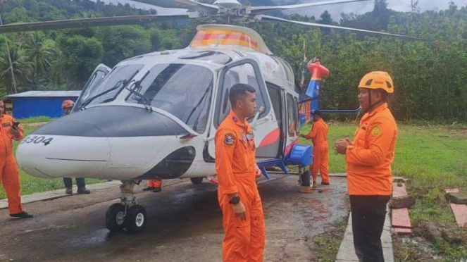 Personel Badan SAR Nasional (Basarnas) bersiap mengevakuasi korban tambang longsor di areal tambang emas rakyat Desa Tulabolo Timur, Suwawa Timur, Bone Bolango, Gorontalo, menggunakan helikopter bantuan dari Polri, Rabu, 10 Juli 2024.