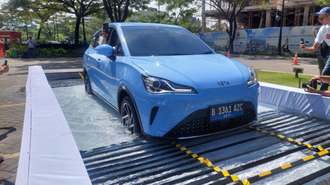 Mobil listrik Neta V-II dimasukkan ke kolam air.