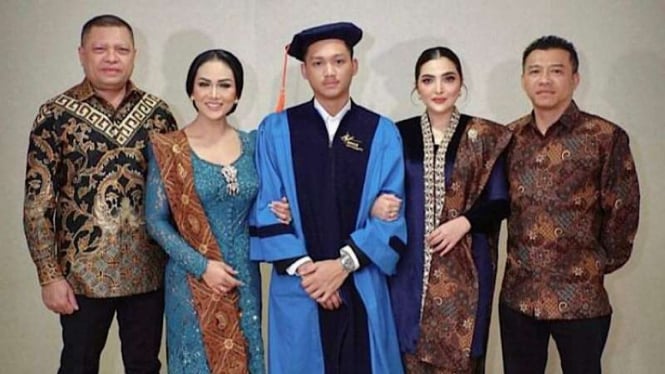 Azriel Hermansyah diwisuda