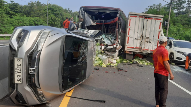 Kecelakaan 9 Kendaraan di Tol Cipularang