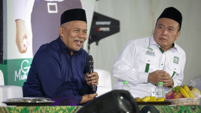 Tafizia Kh., mantan Ketua PKNU Jatim.  Marzuki Mustamar