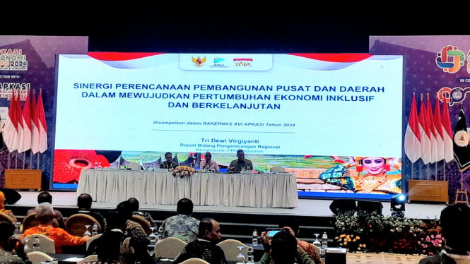 [dok. Deputi Bidang Pengembangan Regional Bappenas, Tri Dewi Virgiyanti (tengah) dalam Rakernas XVI APKASI 2024, di JCC Senayan, Jakarta, Rabu, 10 Juli 2024]