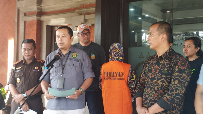 Tim Tabur dari Kejaksaan Tinggi Bali, Tabanan dan NTB berhasil menangkap NWSCY (48) di Mataram dan dibawa ke Kejaksaan Tinggi Bali 