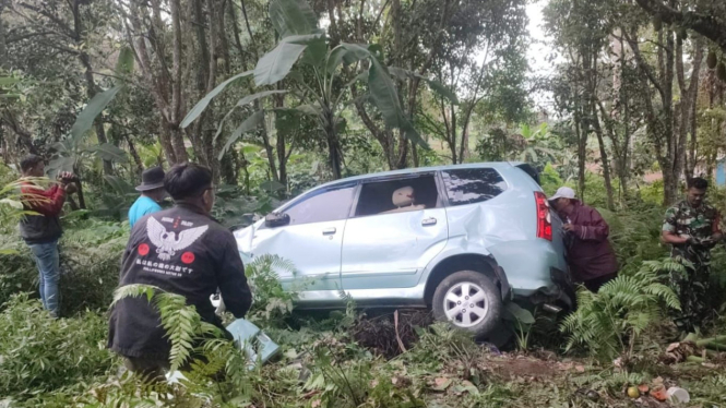 Mobil Toyota Avanza yang terguling di jurang Pacet, Kabupaten Mojokerto, Jawa Timur.