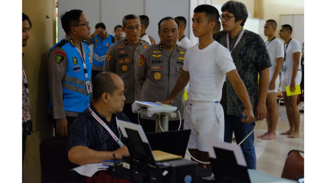 As SDM Kapolri Irjen Pol Dedi Prasetyo meninjau seleksi Akpol