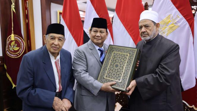 Prabowo bersama Quraish Shihab dan Imam Besar Al Azhar bertukar cinderamata