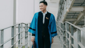 Foto Wisuda Diributin Netizen Karena Gak Ada Pose Berdua KD, Azriel Hermansyah: Jangan Asal Komentar