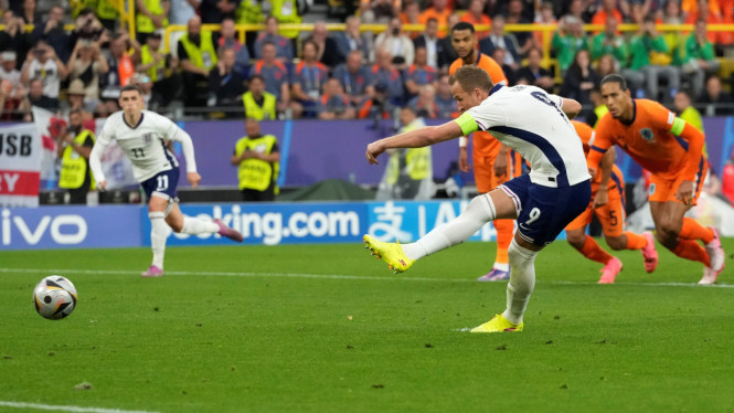Pemain Timnas Inggris, Harry Kane jebol gawang Belanda lewat titik penalti