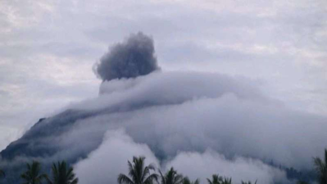 Gunung Ibu di Pulau Halmahera, Maluku Utara, erupsi