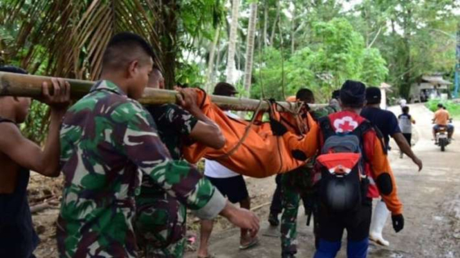 Proses evakuasi jenazah korban longsor di Desa Tulabolo, Kecamatan Suwawa Timur, Kabupaten Bone Bolango, Gorontalo, Rabu, 10 Juli 2024.