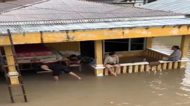 Banjir setinggi dada orang dewasa melanda wilayah Kota Gorontalo menggenangi enam kecamatan pada Kamis, 11 Juli 2024.