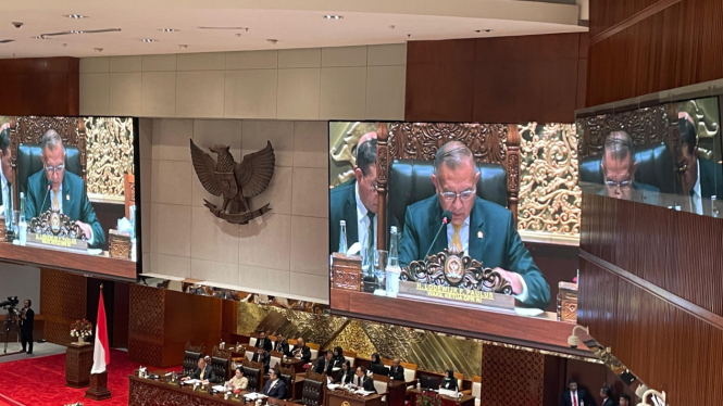 Rapat Paripurna ke-22 DPR RI Masa Persidangan V Tahun Sidang 2023-2024 yang dipimpin Wakil Ketua DPR RI Fraksi Partai Golkar Lodewijk F. Paulus di Gedung DPR RI, Jakarta Pusat, Kamis, 11 Juli 2024